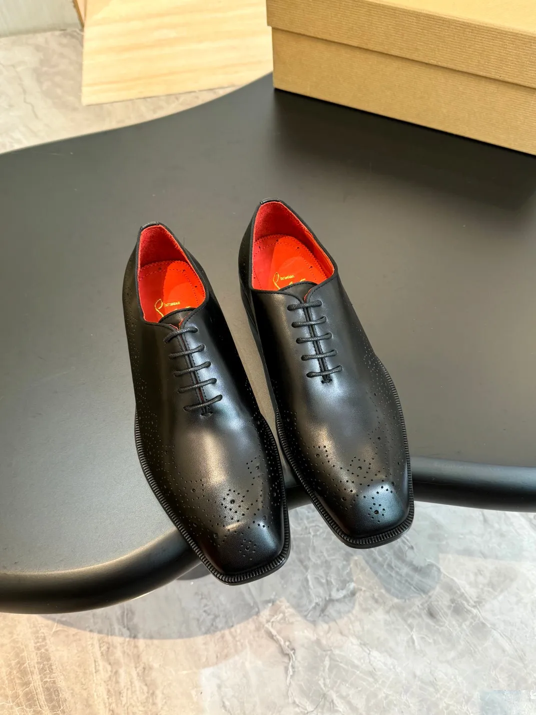 [CL red-soled shoes] Top P: 1020💰 Size 39-44 (⚠️38.45.46 custom-made, non-refundable and non-exchangeable) 🆑High-end men’s business formal leather shoes, original and genuine top-quality goods ••✅💯 Top-quality original order purchasing agent! Original imported patterned cowhide ➕Imported cowhide lining ➕Cowhide feet ➕Original leather outsole~🉑️Feel free to compare the authentic ones!